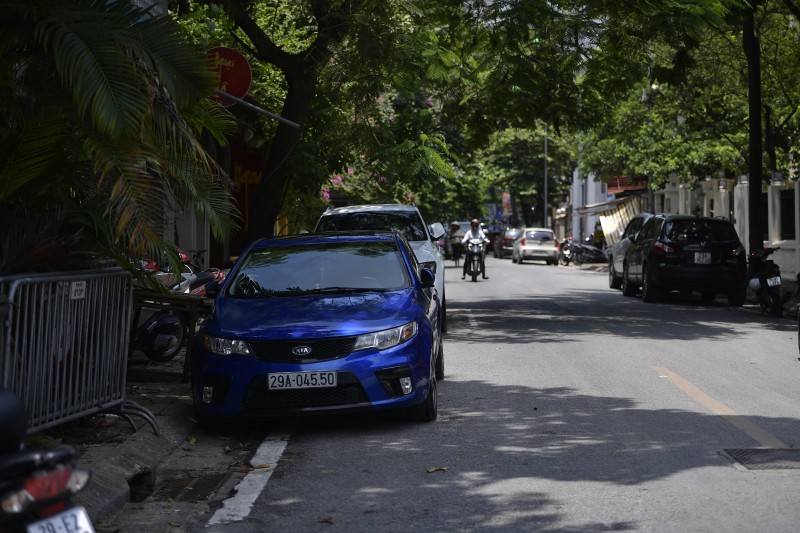 Ha Noi: Pho do xe ngay chan, le lon xon sau 2 nam di vao hoat dong - Hinh anh 4