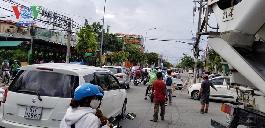 Nguoi di xe may lien tuc gap nan vi vuong vao diem mu xe co gioi co lon tai nga tu tu than  - Hinh anh 2