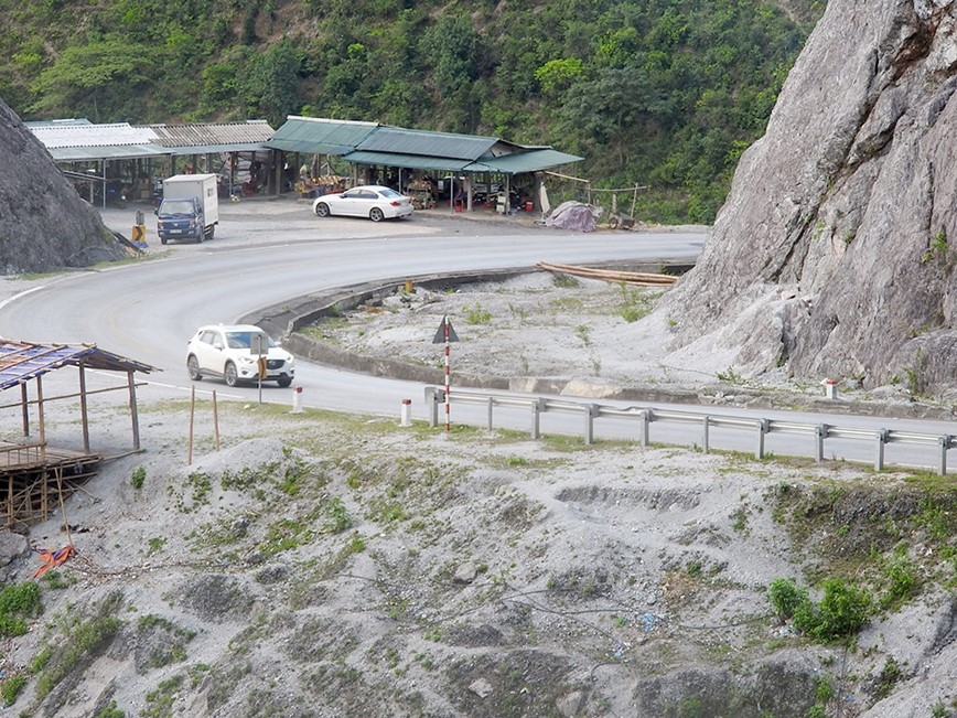 Hoa Binh: Nguy co TNGT tu nhung khuc cua “tu than” tren QL6 - Hinh anh 1