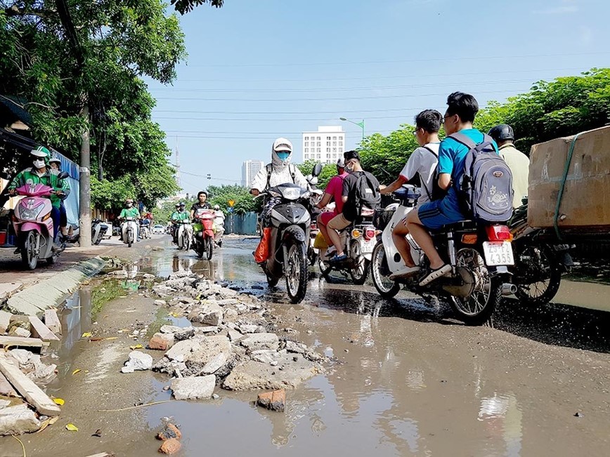 Chat vat bang qua duong “khong mua cung ngap” o giua thu do - Hinh anh 1