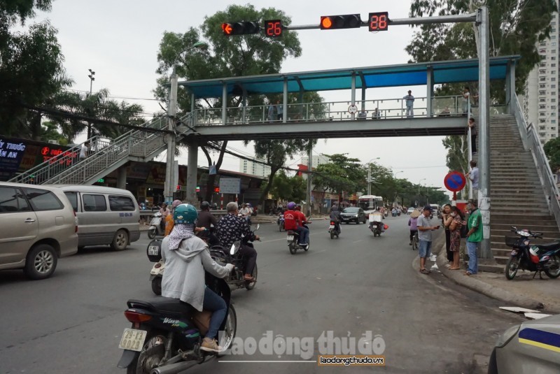 Tho o voi cay cau vuot, nguoi di bo luon lach bang qua duong - Hinh anh 2