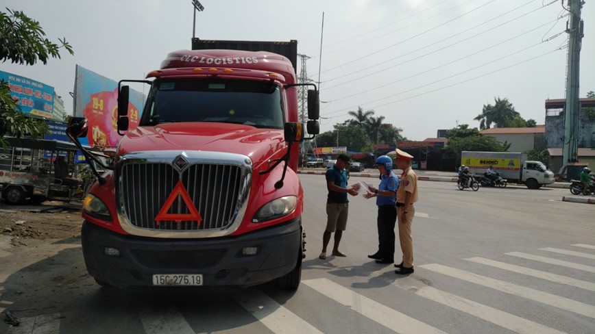 Ha Noi: Lai phat hien 1 lai xe duong tinh voi ma tuy da tren QL 32 - Hinh anh 1