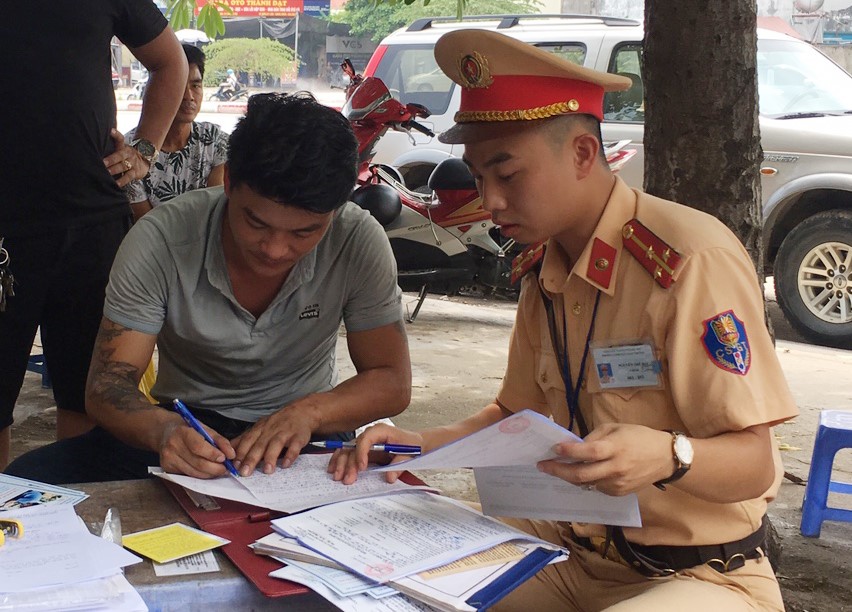 Ha Noi: Lai phat hien 1 lai xe duong tinh voi ma tuy da tren QL 32 - Hinh anh 2