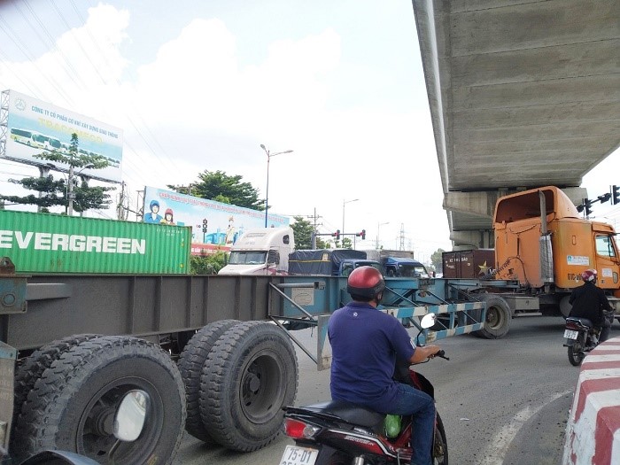 TP Ho Chi Minh: Tai nan giao thong “rinh rap” xung quanh khu vuc cang container Truong Tho - Hinh anh 1