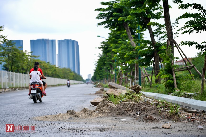 Ngon ngang rac thai, vat lieu tren tuyen duong noi hai vanh dai sau 5 nam dang do - Hinh anh 12