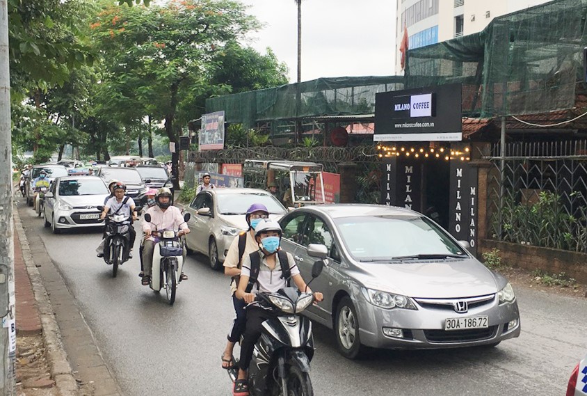 Thoi tiet thuan loi, nguoi dan di lai de dang trong ngay dau nghi le - Hinh anh 10