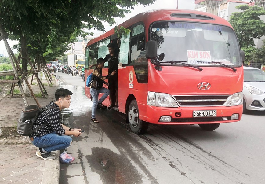 Thoi tiet thuan loi, nguoi dan di lai de dang trong ngay dau nghi le - Hinh anh 13