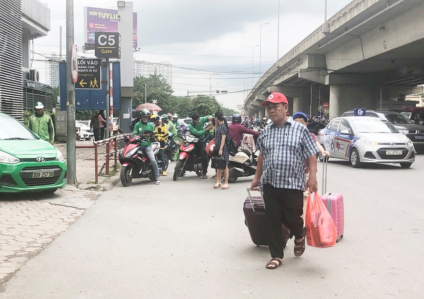 Thoi tiet thuan loi, nguoi dan di lai de dang trong ngay dau nghi le - Hinh anh 11