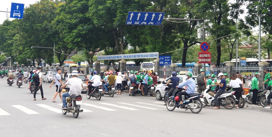 Thoi tiet thuan loi, nguoi dan di lai de dang trong ngay dau nghi le - Hinh anh 8