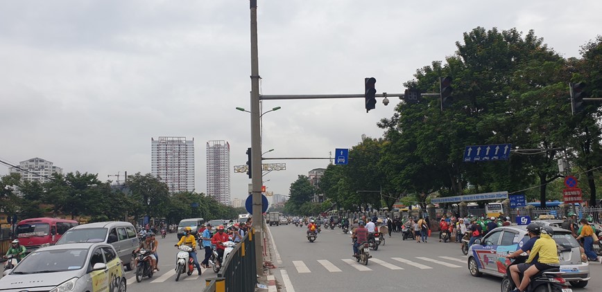 Thoi tiet thuan loi, nguoi dan di lai de dang trong ngay dau nghi le - Hinh anh 9