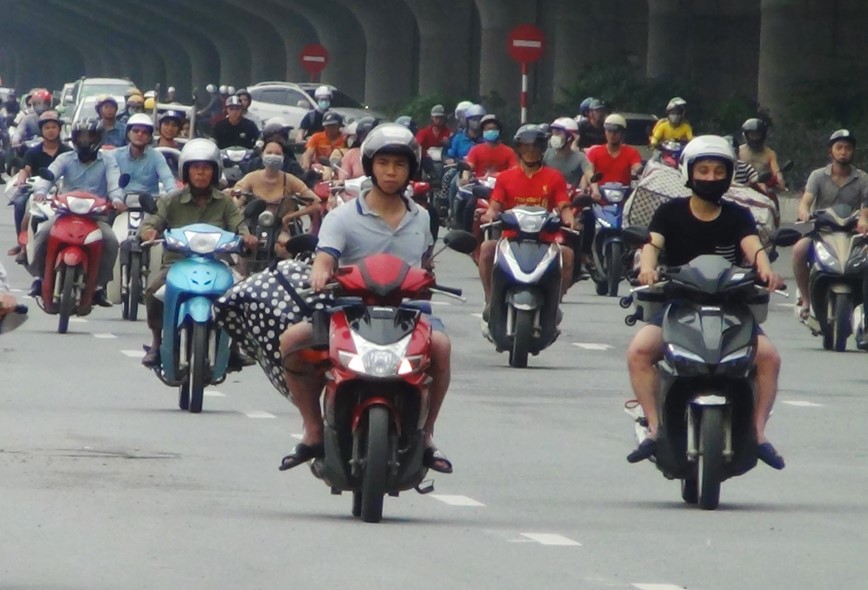 Thoi tiet thuan loi, nguoi dan di lai de dang trong ngay dau nghi le - Hinh anh 1