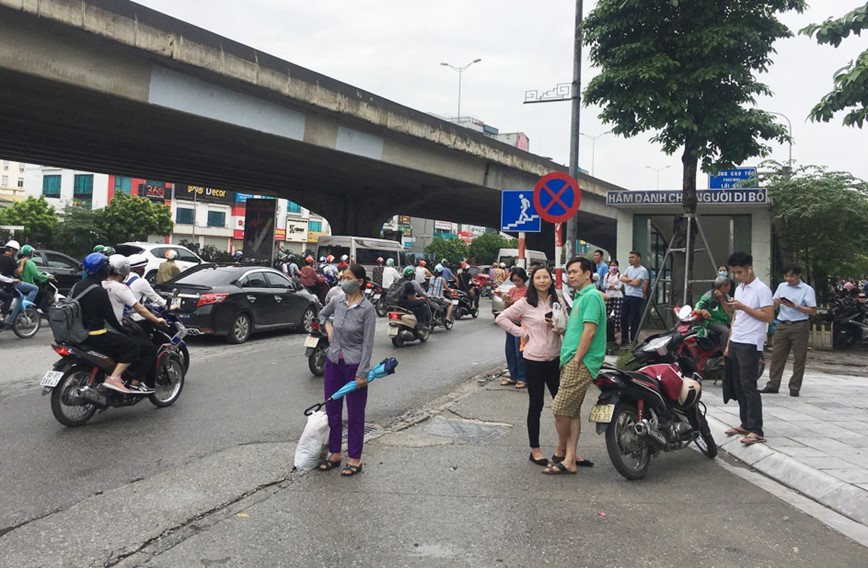 Thoi tiet thuan loi, nguoi dan di lai de dang trong ngay dau nghi le - Hinh anh 2