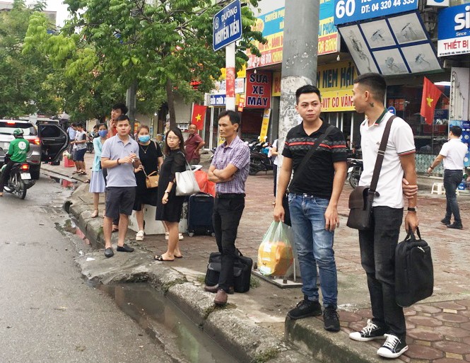 Thoi tiet thuan loi, nguoi dan di lai de dang trong ngay dau nghi le - Hinh anh 15