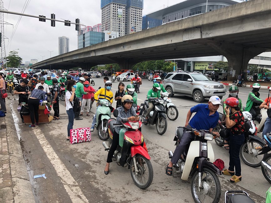 Thoi tiet thuan loi, nguoi dan di lai de dang trong ngay dau nghi le - Hinh anh 5