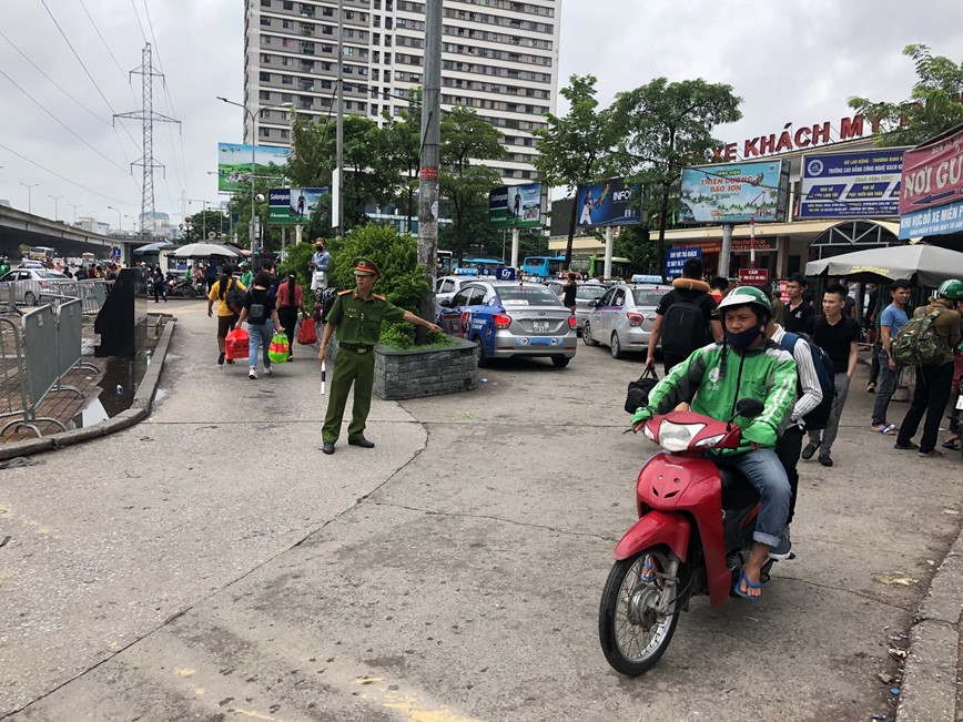 Thoi tiet thuan loi, nguoi dan di lai de dang trong ngay dau nghi le - Hinh anh 6