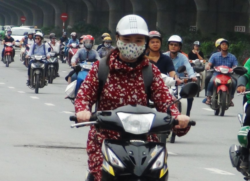 Thoi tiet thuan loi, nguoi dan di lai de dang trong ngay dau nghi le - Hinh anh 4