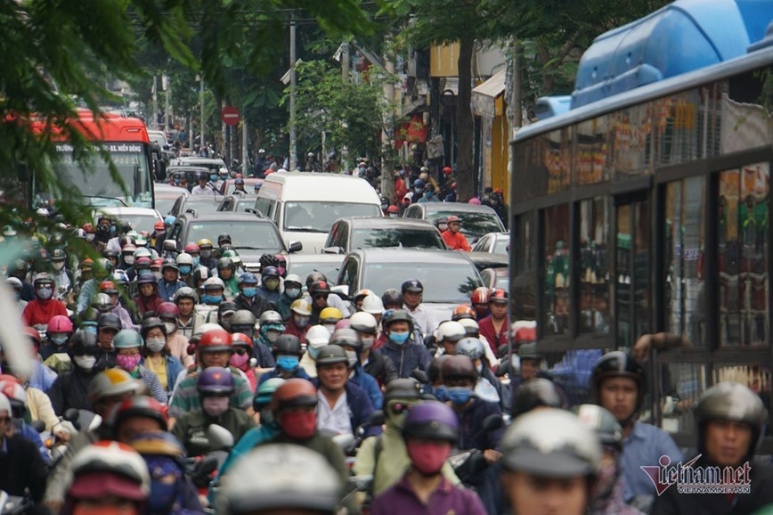 Chon chan hang gio tren duong Sai Gon ngay dau di lam sau nghi le - Hinh anh 1