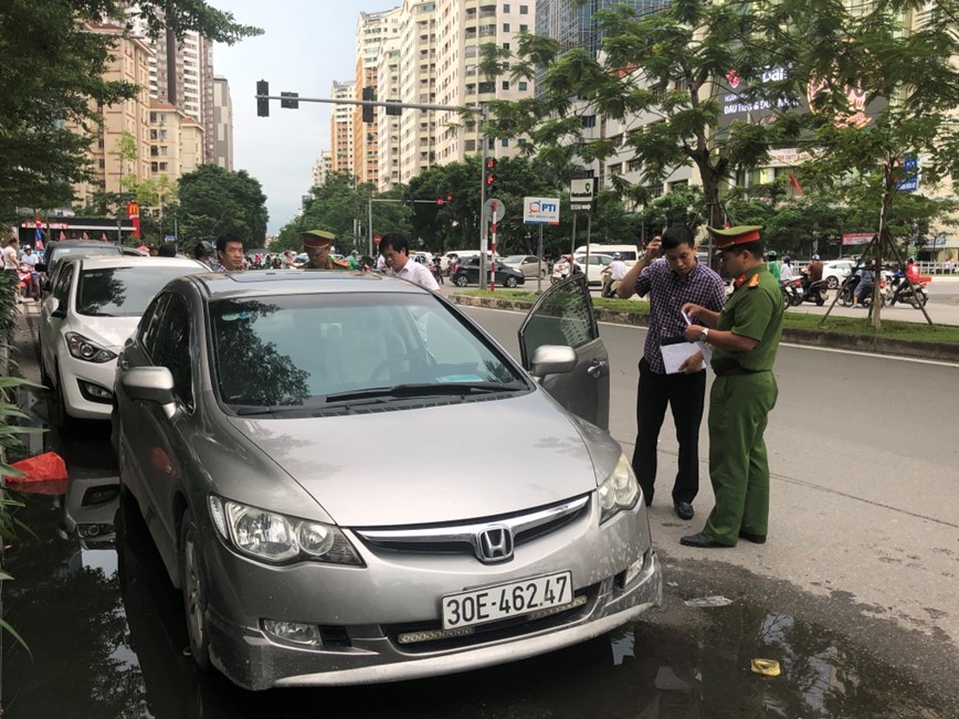 Phat hang loat cua hang ban o to cu lan chiem he, duong Le Van Luong - Hinh anh 2