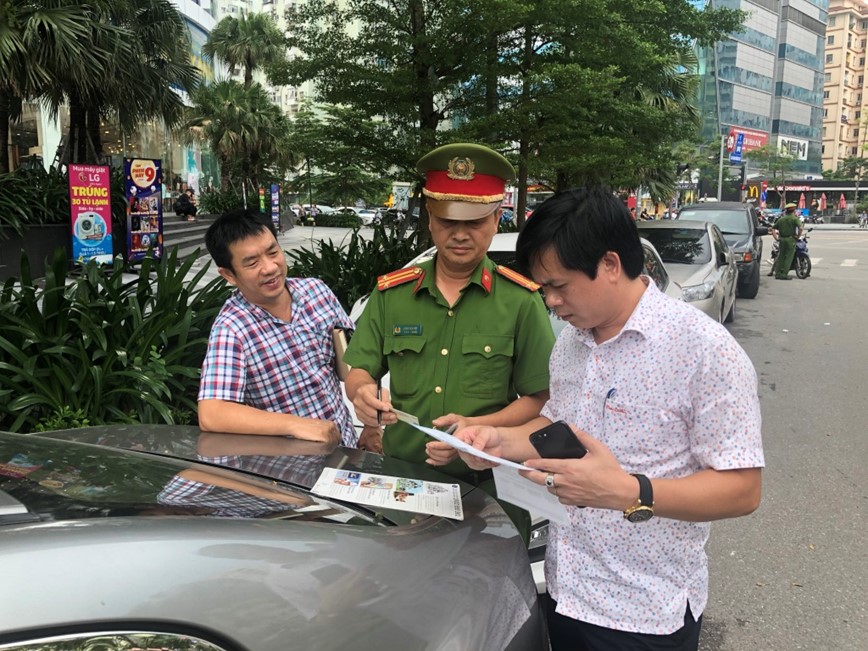 Phat hang loat cua hang ban o to cu lan chiem he, duong Le Van Luong - Hinh anh 3