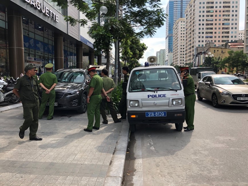 Phat hang loat cua hang ban o to cu lan chiem he, duong Le Van Luong - Hinh anh 4