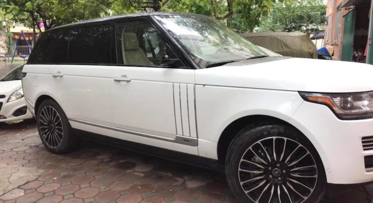 Loat xe sang tien ty Range Rover bi vat guong, trom logo o Viet Nam - Hinh anh 3