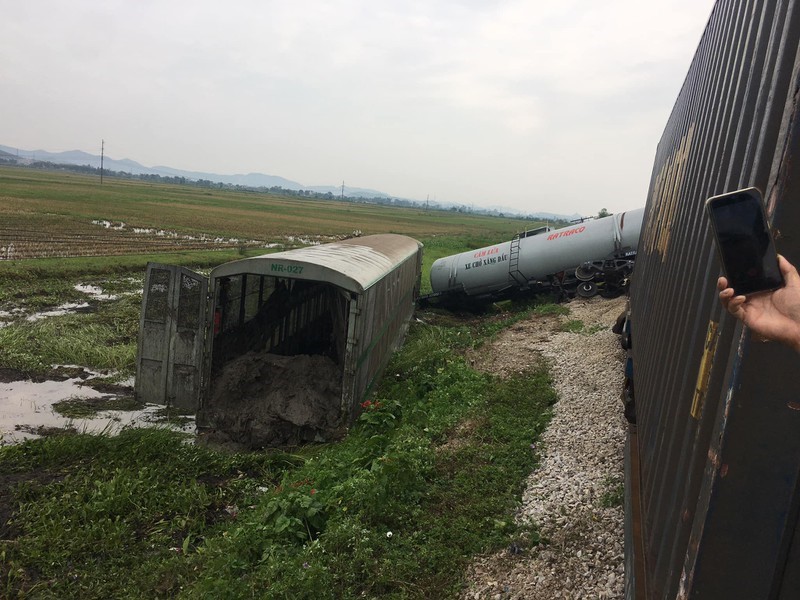 Nghe An: Tau hoa dam vang xe tai khien nhieu toa xe bi trat banh - Hinh anh 3