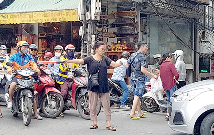 “Nu tinh nguyen vien U60” giai toa noi lo un tac - Hinh anh 1