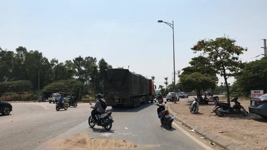 TNGT bo tu vong, con ban vao le duong: Tai xe xe dau keo da ra trinh dien - Hinh anh 1