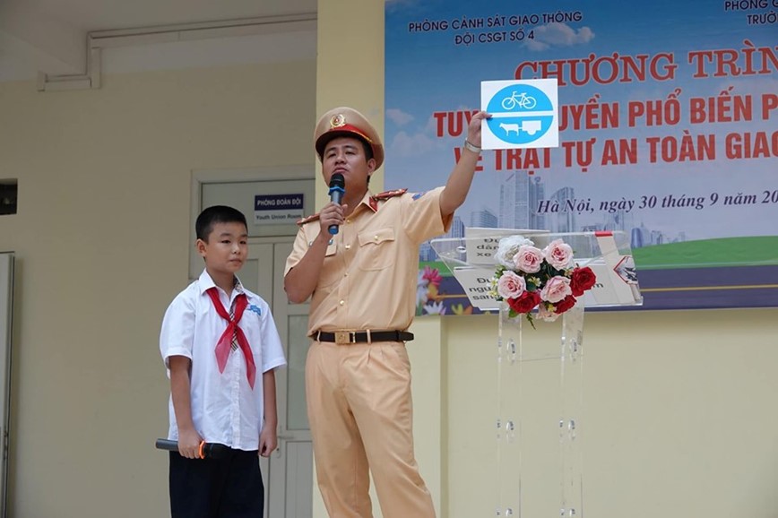 Ha Noi: Hoc sinh thich thu voi gio ngoai khoa tim hieu phap luat an toan giao thong - Hinh anh 2