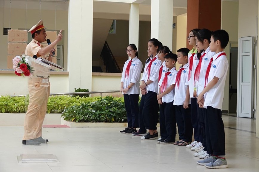 Ha Noi: Hoc sinh thich thu voi gio ngoai khoa tim hieu phap luat an toan giao thong - Hinh anh 4