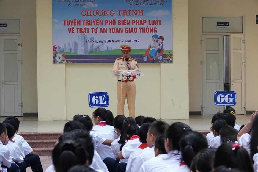 Ha Noi: Hoc sinh thich thu voi gio ngoai khoa tim hieu phap luat an toan giao thong - Hinh anh 1