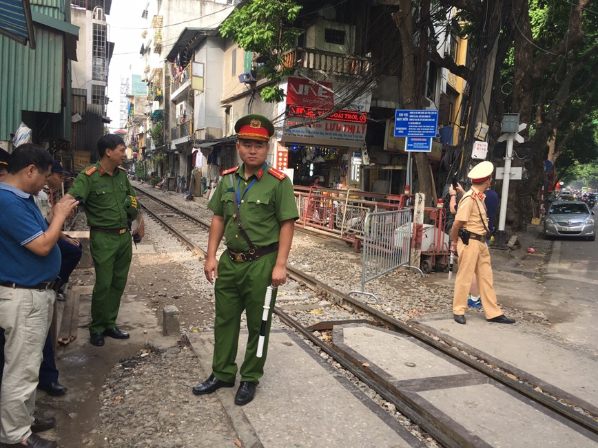 Ca phe duong tau chinh thuc bi “cam cua” tu sang nay - Hinh anh 6