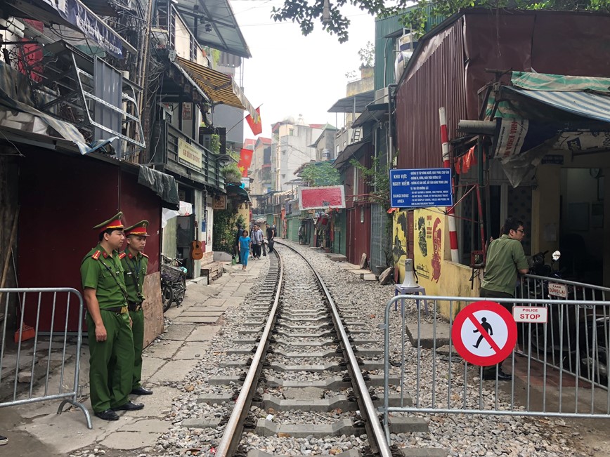 Ca phe duong tau chinh thuc bi “cam cua” tu sang nay - Hinh anh 11