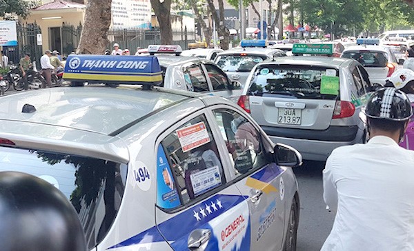 Bo GTVT: Xe taxi khong buoc phai gan hop den - Hinh anh 1