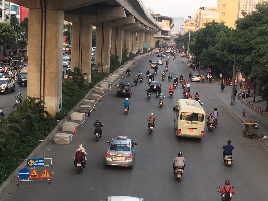 Tap ket vat tu tren duong Tran Phu gay can tro giao thong - Hinh anh 3