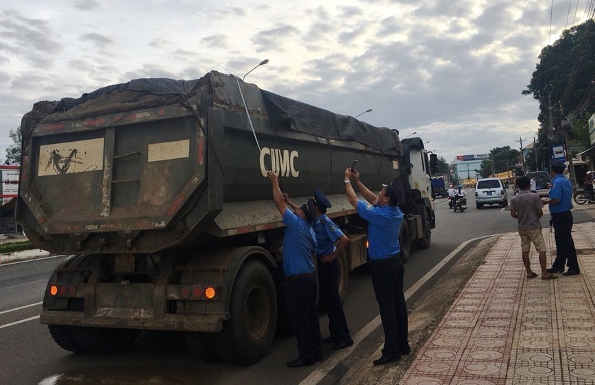 Xe coi thung cho qua tai tai dien tren nhieu tuyen quoc lo - Hinh anh 1