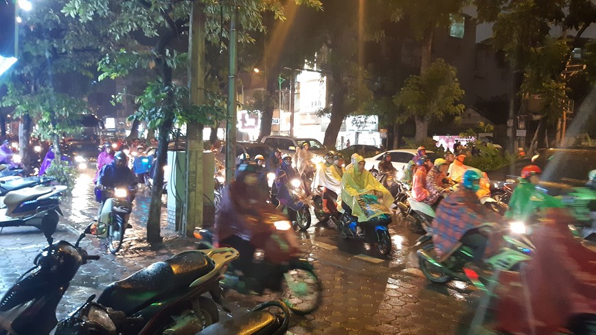 [Anh] Duong pho Ha Noi tac cung trong mua ret - Hinh anh 9