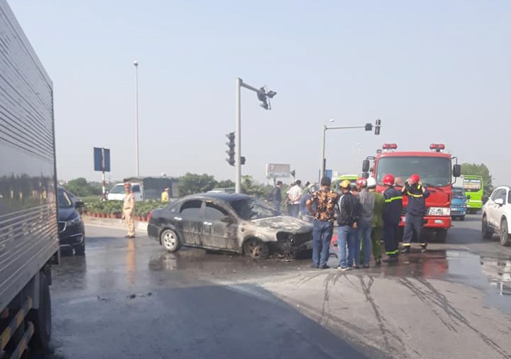 Bac Ninh: Xe Lacetti boc chay du doi khi dang di tren duong cao toc - Hinh anh 3