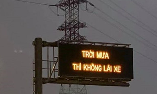 Vi sao phai xin loi tai xe ve dong chu “Troi mua thi khong lai xe”? - Hinh anh 1