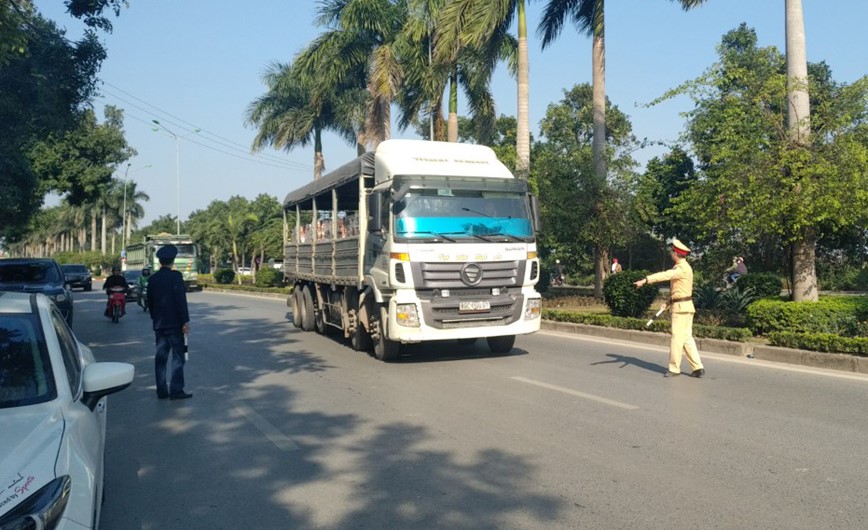 Ha Noi: Kiem tra ma tuy, nong do con tren Quoc lo 39 di Ecopark  - Hinh anh 1