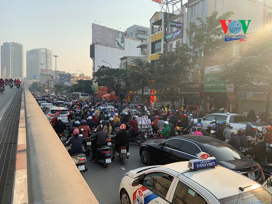 Ha Noi: Thi cong duong Nguyen Trai, cua ngo phia Tay un tac nhieu gio  - Hinh anh 1