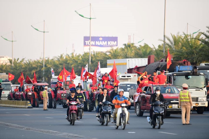 Duong len san bay Noi Bai dong nghet nguoi chao don doan the thao Viet Nam - Hinh anh 4