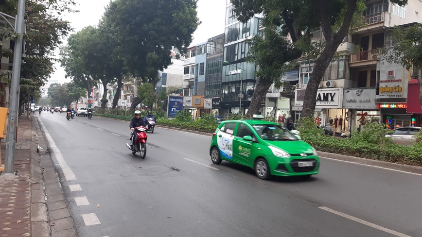 Duong pho Ha Noi da giam bui sau 2 ngay rua duong - Hinh anh 2