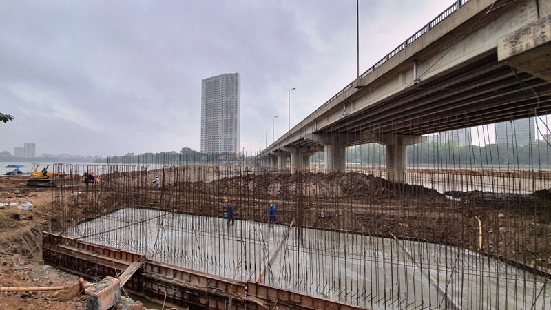 Ha Noi: Lap dam cau qua ho Linh Dam truoc Tet Nguyen dan - Hinh anh 4