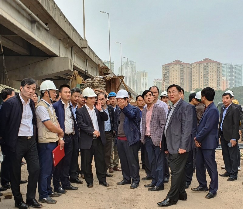 Ha Noi: Lap dam cau qua ho Linh Dam truoc Tet Nguyen dan - Hinh anh 5