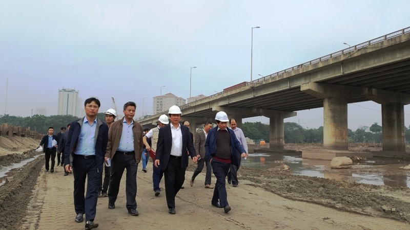 Ha Noi: Lap dam cau qua ho Linh Dam truoc Tet Nguyen dan - Hinh anh 1