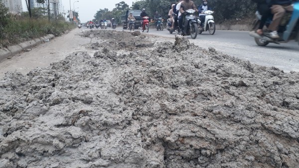 Tai dien tinh trang bun dat phu kin duong gom Dai lo Thang Long - Hinh anh 1