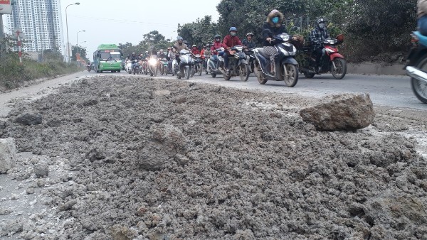 Tai dien tinh trang bun dat phu kin duong gom Dai lo Thang Long - Hinh anh 2