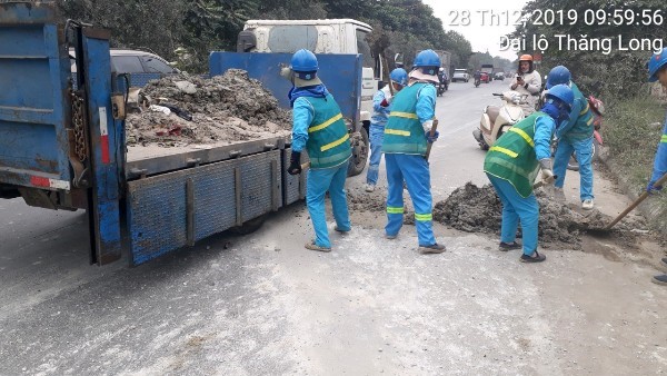 Tai dien tinh trang bun dat phu kin duong gom Dai lo Thang Long - Hinh anh 3