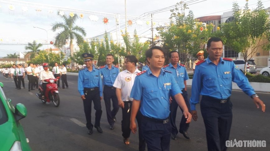 Hang ngan nguoi di bo keu goi “Da uong ruou, bia - Khong lai xe” o Ca Mau - Hinh anh 1